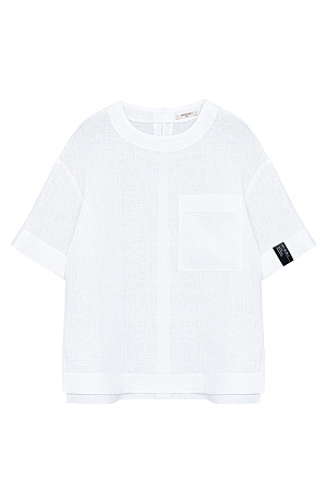 белый Широкая футболка из 100% льна. Модель прямого кроя, со спущенной линией плеча, круглым вырезом горловины и асимметричным низом с разрезами по бокам. Изделие декорировано накладным карманом на груди и брендированным ярлыком на рукаве. Застежка на пуговицу сзади.
