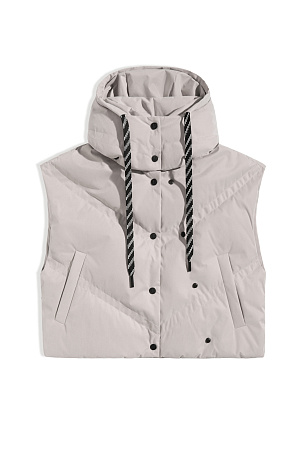серый Стеганый жилет на пуху с двойной отстрочкой. Модель с капюшоном и воротником-стойкой. Застежка на кнопки. Низ изделия выполнен на регулируемой кулиске.