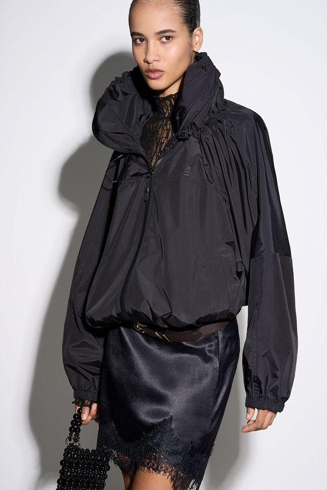 Ветровка с воротником-стойкой