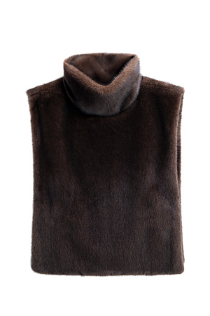 коричневый Жилет из экомеха с воротником-стойкой и карманом-кенгуру. Модель фиксируется по бокам на кнопки. Изделие выполнено на подкладке.