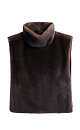 Жилет из экомеха с воротником-стойкой и карманом-кенгуру. Модель фиксируется по бокам на кнопки. Изделие выполнено на подкладке.