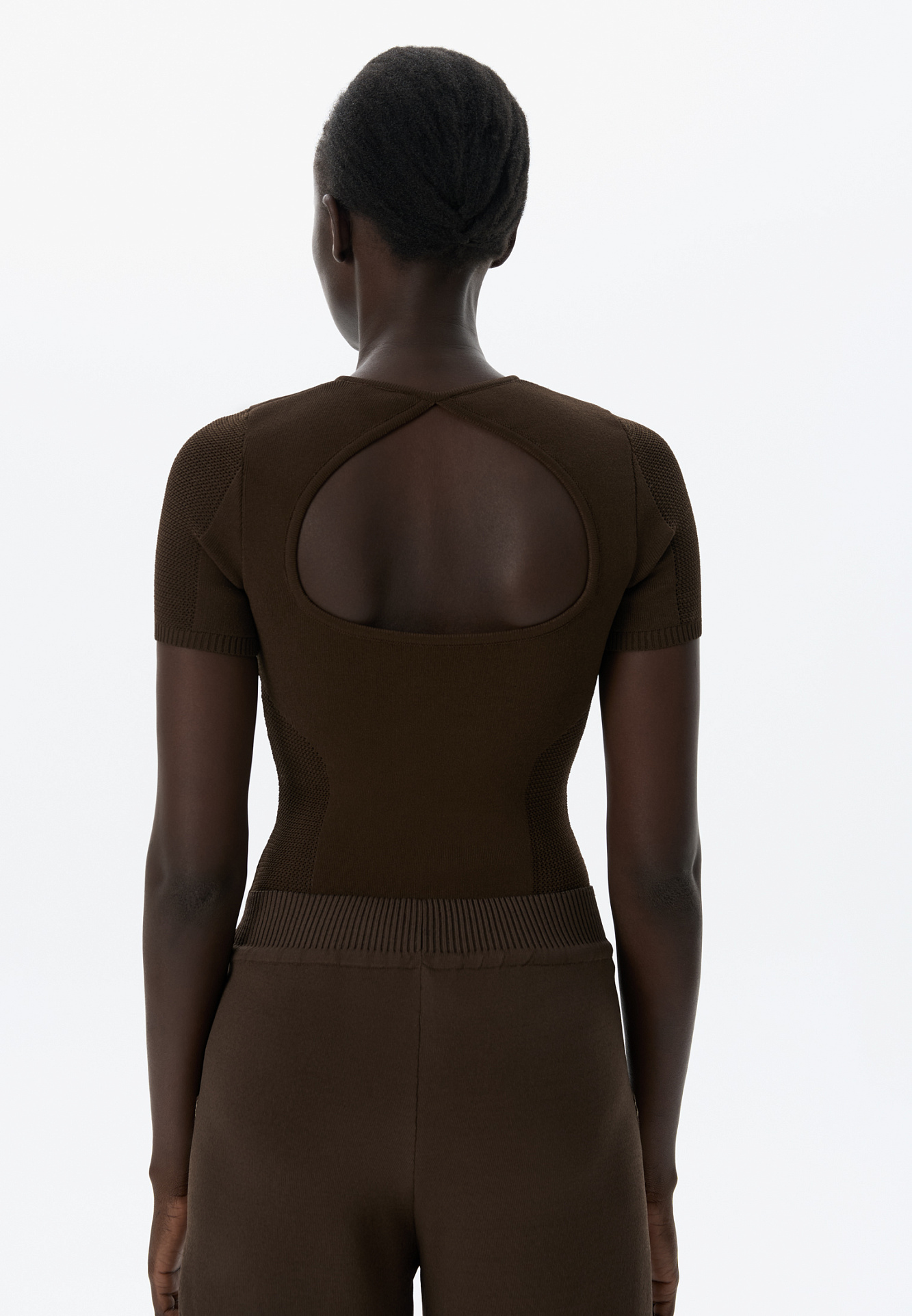 Трикотажное боди из вискозы. Модель с короткими рукавами, застежкой на молнию спереди и вырезом на спине. При изготовлении изделия используется комбинированная вязка: гладью в мелкий рубчик и сетку. Застежка на бельевые крючки.