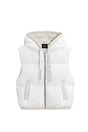 молочный Стеганый жилет на пуху с трикотажным верхом, выполненным объемными косами из мягкой шерсти. Модель прямого кроя, с капюшоном и двумя карманами. Низ изделия выполнен на резинке. На подкладке. 