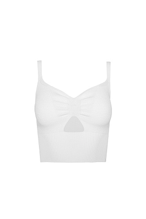 белый Укороченный трикотажный топ на лямках из вискозы. Вырез треугольником спереди.