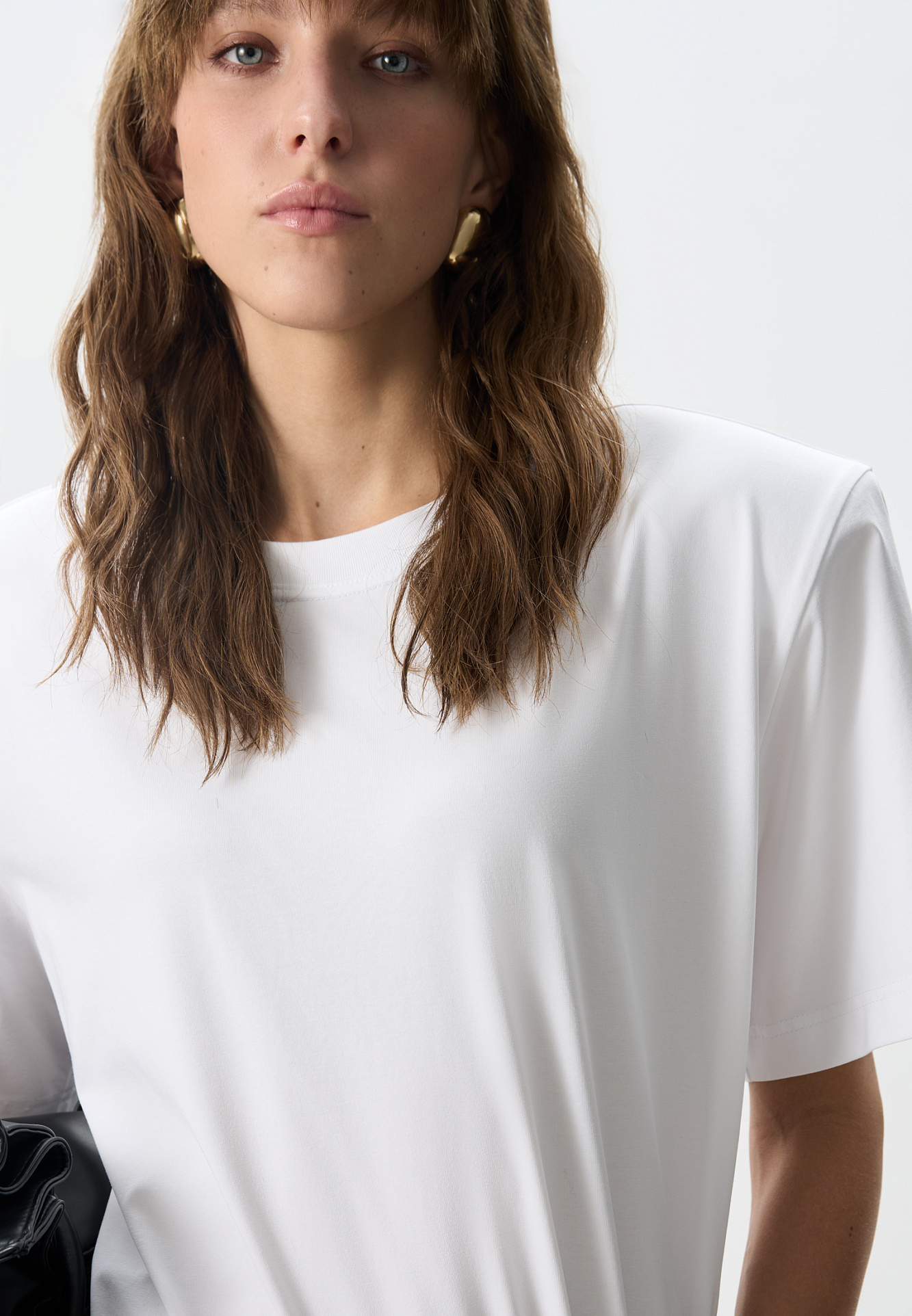 Футболка из 100% хлопка. Модель с подплечниками, короткими рукавами и круглым вырезом горловины.