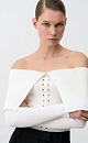 Приталенный топ из вискозы с длинным рукавом и открытыми плечами. Модель декорирована вывязанным орнаментом в виде косы и широкой отлетной деталью.