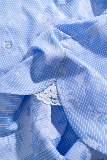 Рубашка с принтом и декором из кружева