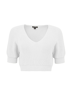 белый Трикотажный топ из хлопка с V-образным вырезом и коротким рукавом. Манжеты и низ изделия в рубчик.