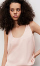 Майка из атласной вискозы. Модель свободного силуэта на тонких бретельках и глубоким вырезом декольте.