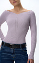Трикотажное боди из вискозы в рубчик с длинным рукавом и фигурным вырезом.