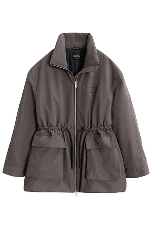 коричневый Парка на синтепоне. Модель свободного силуэта с регулируемой кулиской на талии, большими накладными карманами с клапанами, со спущенной линией плеч и воротником-стойкой. В комплекте к куртке идет дополнительный объемный воротник и капюшон. Застежка на молнию. Изделие выполнено на подкладке.