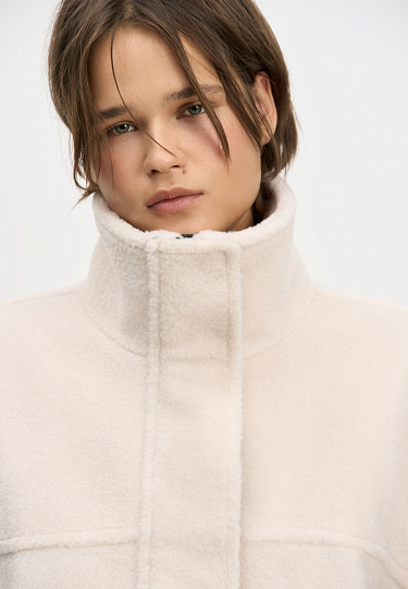 Шуба из экомеха с воротником-стойкой