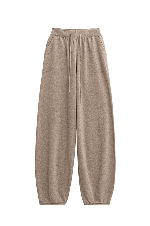 бежевый Трикотажные брюки-бананы из кашемира и шерсти. Модель с эластичным поясом, дополненным кулиской, большими накладными карманами и валиками-манжетами.