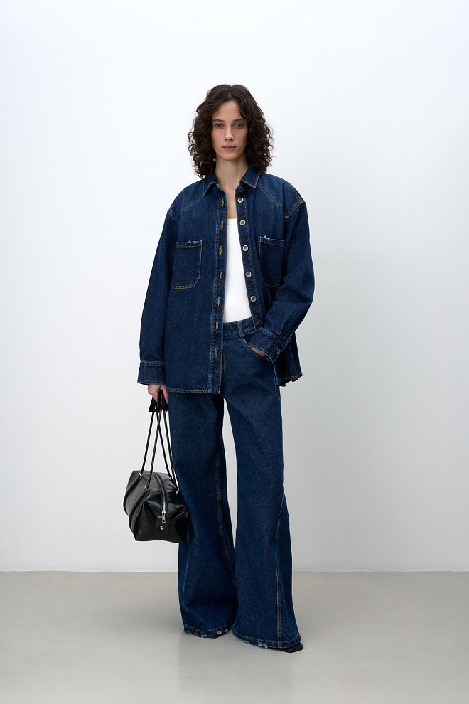 Широкие джинсы с небольшим расклешением