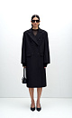 Двубортное тонкое пальто из поливискозы с карманами по бокам. Застежка на пуговицы.