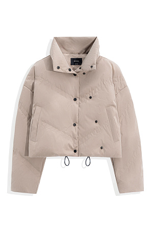 бежевый Пуховик с воротником-стойкой, съемным капюшоном и графичной стежкой с двойной отстрочкой. Модель имеет два варианта застежки на металлические кнопки. Низ изделия выполнен на кулиске.