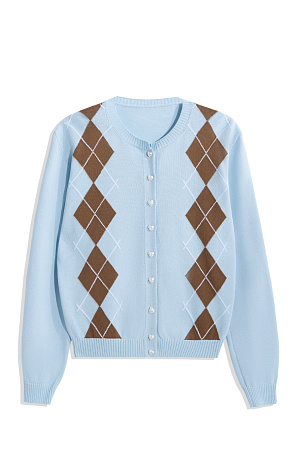 голубой Трикотажный кардиган из вискозы с узором аргайл. Модель свободного силуэта с длинными рукавами, круглым вырезом горловины и застежкой на пуговицы-сердечки. Края изделия выполнены в рубчик.