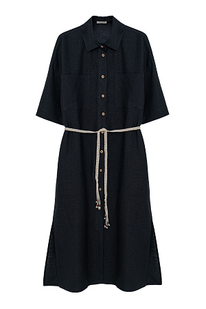 черный Платье-рубашка длины миди из 100% льна. Модель свободного силуэта, с коротким рукавом, спущенной линией плеча и накладными карманами на груди. Плетенный пояс в этническом стиле в комплекте.