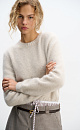 Трикотажный джемпер из пуха лисы. Модель свободного силуэта с круглым вырезом горловины и манжетами на резинке.