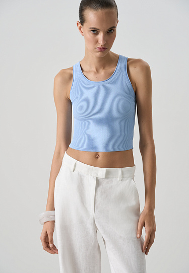 Трикотажная майка с глубоким вырезом