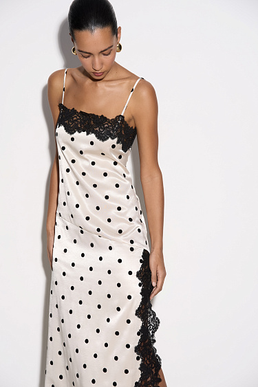 Атласное платье-комбинация в горох