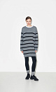 Трикотажный удлиненный джемпер в полоску с добавлением шерсти. Круглый вырез. Низ изделия на резинке. 