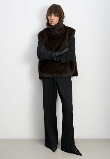 Жилет из экомеха с воротником-стойкой