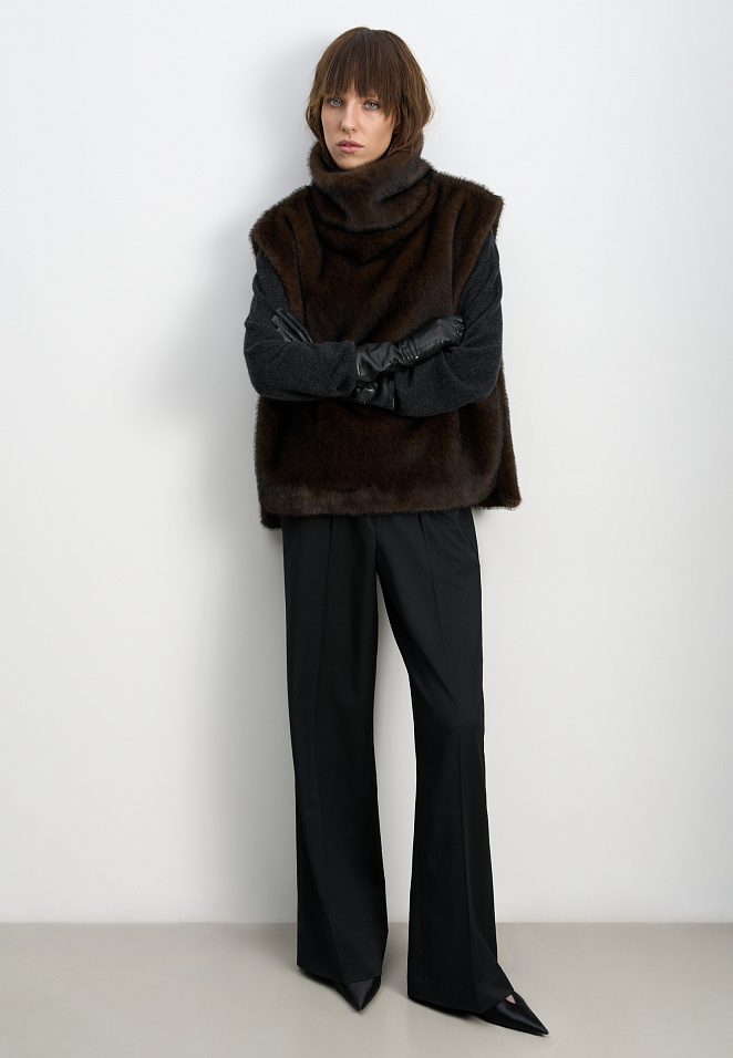 Жилет из экомеха с воротником-стойкой