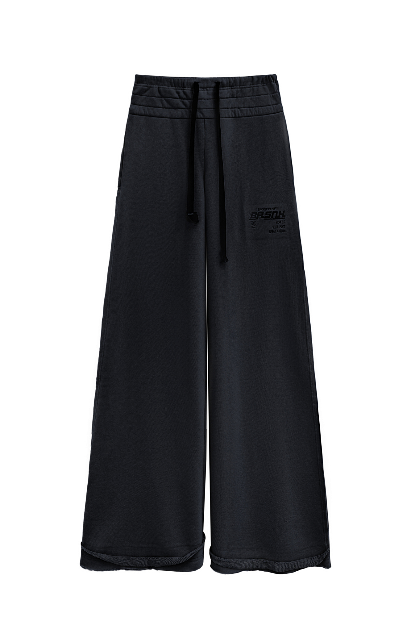 Широкие спортивные брюки из футера. Модель с широким поясом на кулиске и карманами. Изделие декорировано вышитым логотипом бренда и имитацией необработанного края.