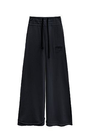черный черный Широкие спортивные брюки из футера. Модель с широким поясом на кулиске и карманами. Изделие декорировано вышитым логотипом бренда и имитацией необработанного края.