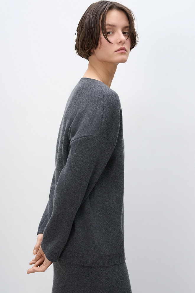 Джемпер с V-образным вырезом 