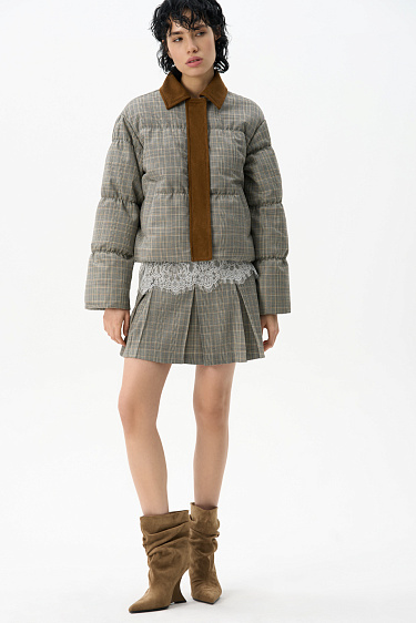 Пуховик в клетку с отложным воротником