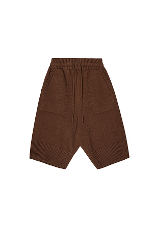 коричневый Трикотажные шорты из 100% хлопка. Модель прямого кроя длины до колен, со средней посадкой, боковыми карманамии регулируевым поясом на кулиске. Края изделия выполнены в рубчик.