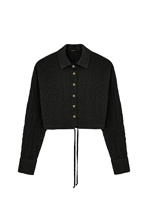 черный Укороченная рубашка из текстурной марлевки. Модель прямого кроя, с длинными рукавами, классическим отложным воротником, кулиской по низу и застежкой на пуговицы. 