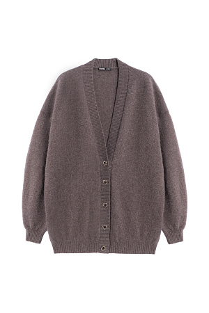 коричневый Трикотажный кардиган из пуха лисы. Модель свободного силуэта со спущенной линией плеч, широкими рукавами и V-образным вырезом горловины. Изделие декорировано акцентными жемчужными пуговицами. Края выполнены в рубчик.