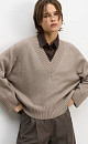 Трикотажный джемпер из шерсти мериноса с люрексом. Модель свободного силуэта с V-образным вырезом. 