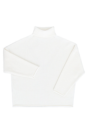 белый Трикотажный джемпер с высоким воротом. Модель свободного силуэта со спущенной линией плеча и декоративными сбавками.