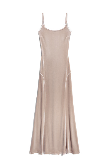 Бархатное платье с глубоким вырезом на спине