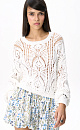 Трикотажный джемпер из хлопка, выполненный ажурной вязкой с орнаментом. Модель свободного силуэта с длинными рукавами и круглым вырезом горловины. Манжеты и низ изделия выполнены в рубчик.