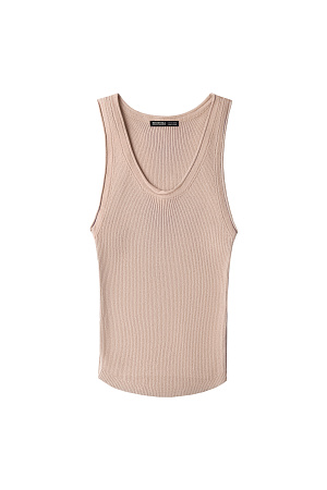 бежевый Трикотажная майка из вискозы в рубчик. Модель с глубокой проймой, арочным низом и U-образным вырезом горловины с валиком.