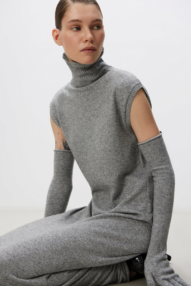 Трикотажное платье макси с высоким воротником