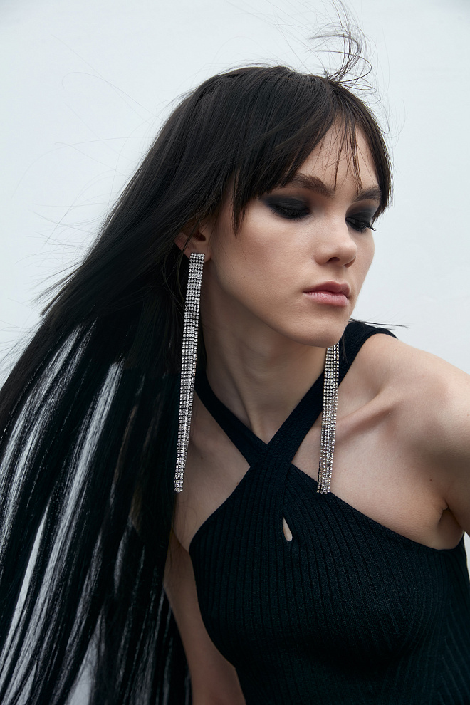 Платье декорированное перьями