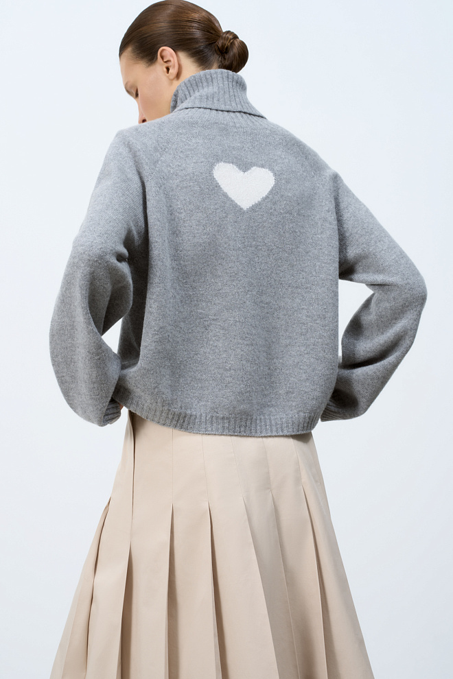 Джемпер с сердечком на спине