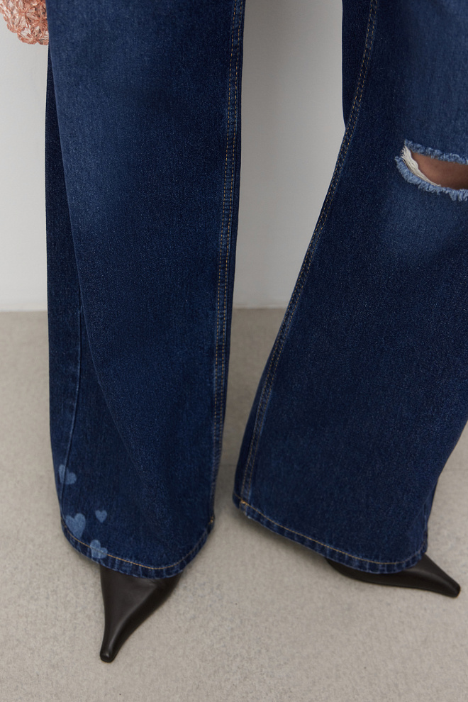 Прямые джинсы с принтом в виде сердечек