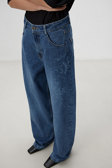 Прямые джинсы с принтом в виде кружева 