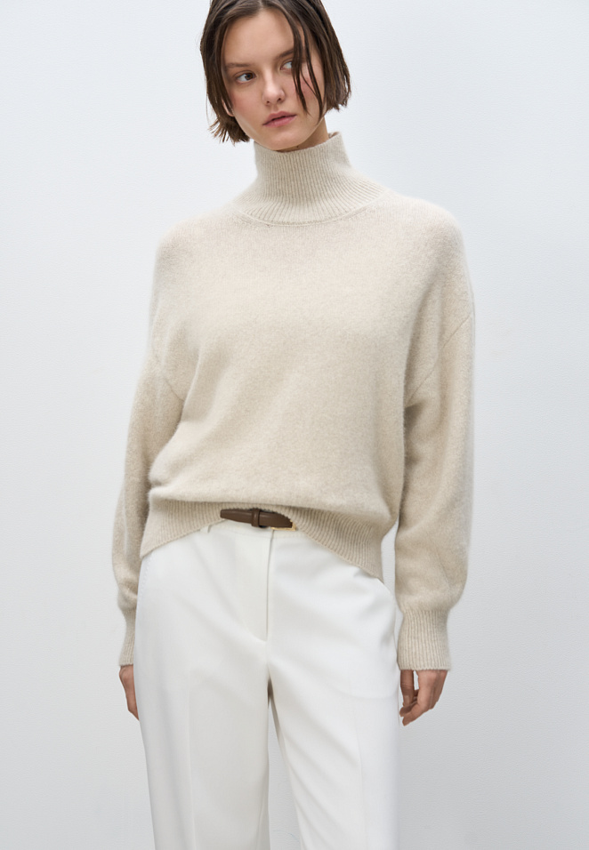 Джемпер из пуха лисы с высоким воротом