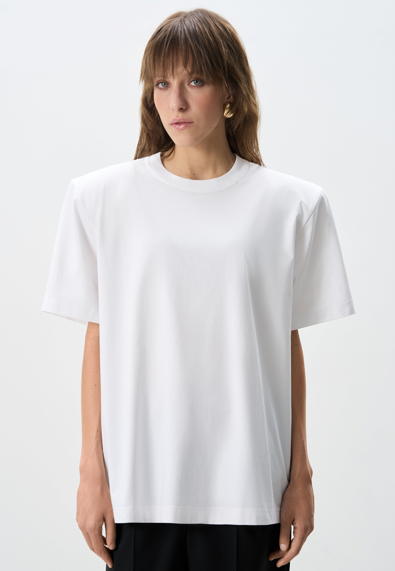 Футболка из 100% хлопка. Модель с подплечниками, короткими рукавами и круглым вырезом горловины.