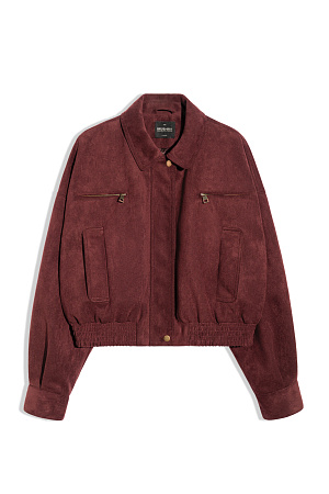 бордовый Бомбер из ткани с имитацией внешнего вида и свойств натуральной замши. Модель свободного силуэта со спущенной линией плеча, с отложным воротником, двумя нагрудными карманами на молнии и двумя боковыми карманами. Низ изделия выполнен на резинке. Застежка на молнию под планкой. На подкладке.