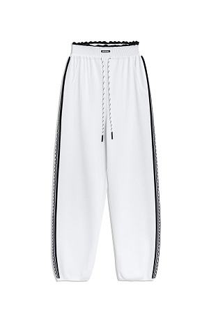 белый Трикотажные брюки-джоггеры из вискозы. Модель на широкой эластичной резинке, дополненной кулиской и карманами. Изделие декорировано жаккардовым узором в виде кружева.&nbsp;&nbsp;