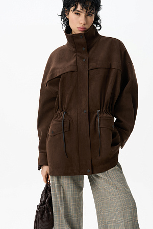 коричневый Парка, выполненная из ткани с имитацией внешнего вида и свойств натуральной замши. Модель свободного силуэта с высоким воротником-стойкой, карманами с клапанами и кулиской на талии. Застежка на молнию и магнитные кнопки на планке. Изделие выполнено на подкладке.